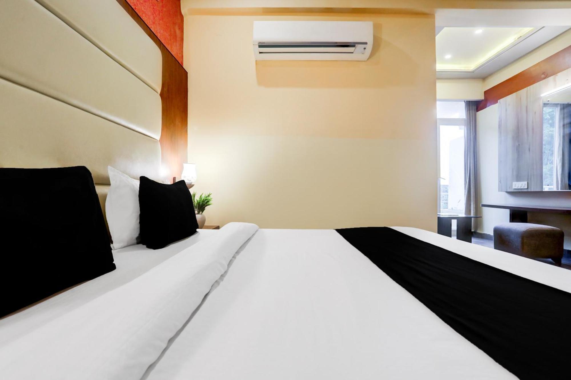 Rājpur Super Townhouse Oak Pacify Hills酒店 外观 照片